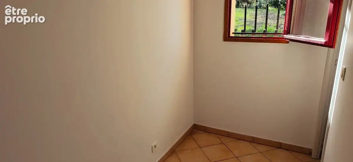 Maison individuelle récente avec garage et magnifique terrain arboré de 3000 m² - photo 11