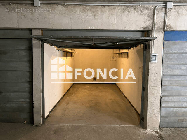 Parking à SAINT-CYR-SUR-MER