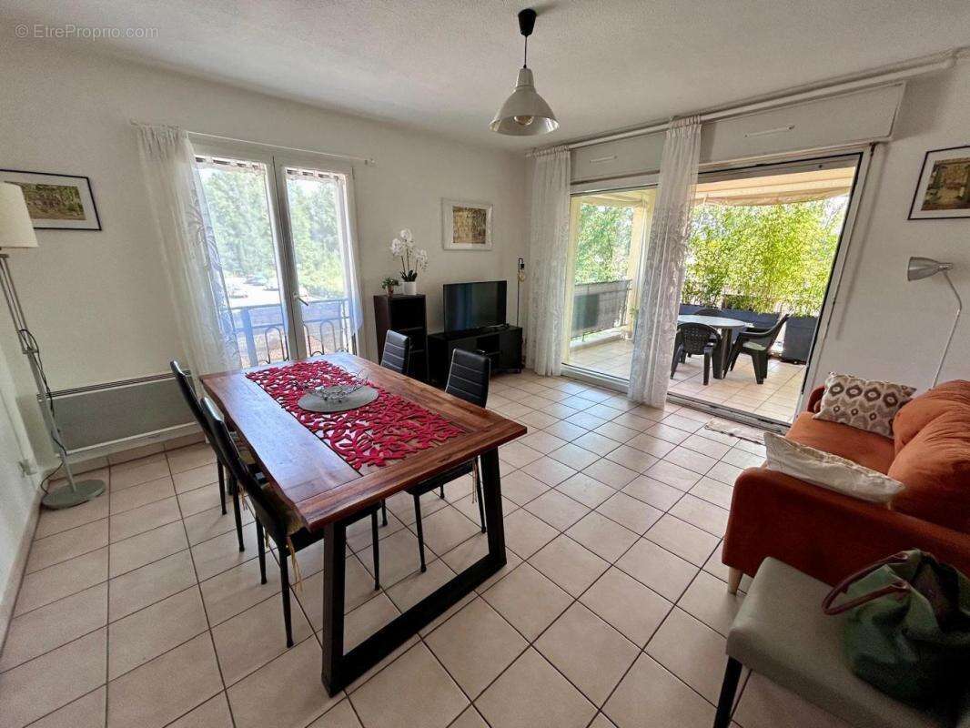 A vendre : t3 de 79m² avec terrasse / parking / grenier - grimaud - 83310 - photo 2