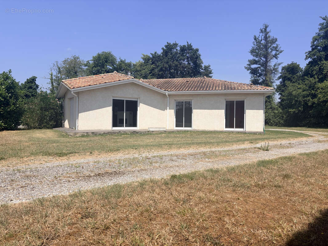 À découvrir à Grenade-sur-l'Adour : une villa familiale aux beaux volumes, dans un environnement privilégié ! - photo 4