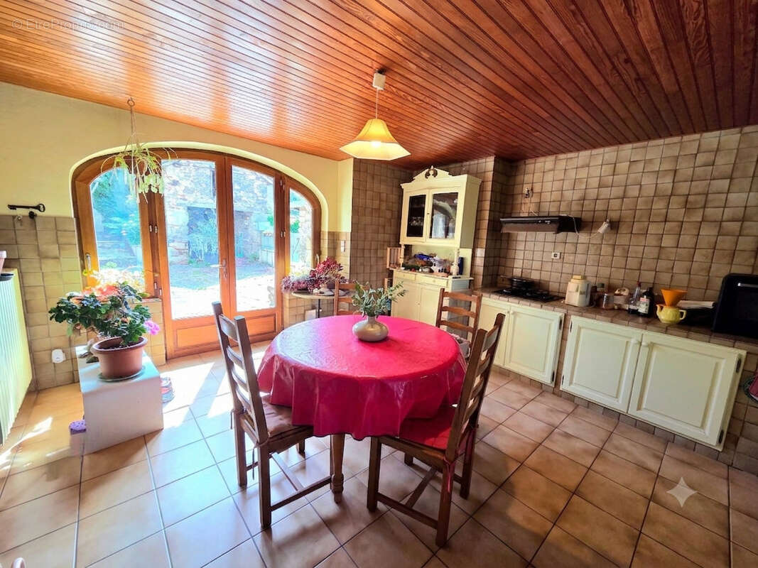Ancien corps de ferme dans un hameau paisible avec un terrain de plus de 7 500m² - photo 6