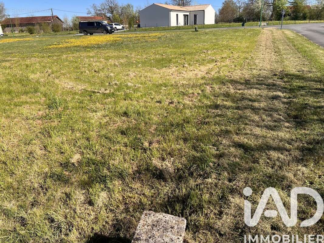 Photo 6 - Terrain à VERNOUX-SUR-BOUTONNE