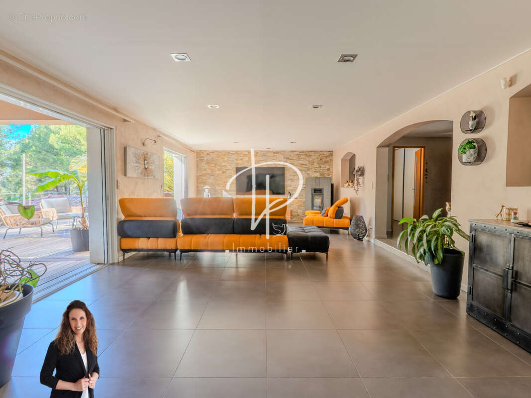 VILLA 8 pièces - 291 m2 - Piscine - Garage double - photo 6