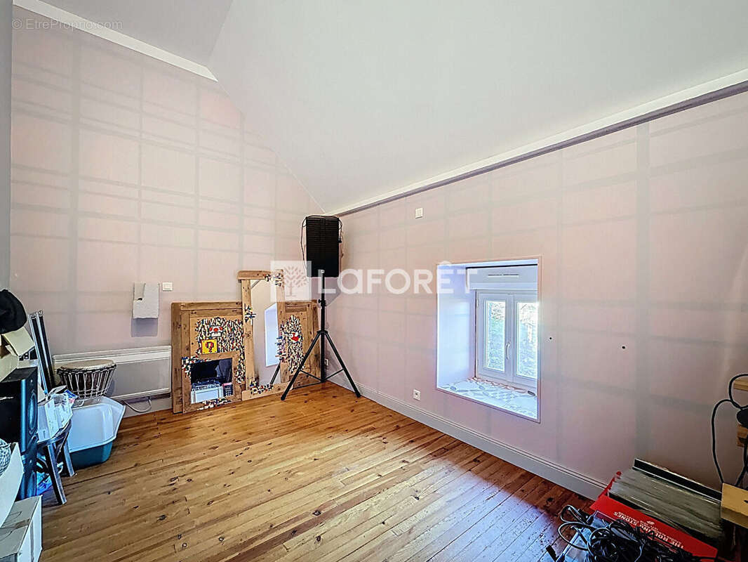 Maison à SAINT-QUENTIN-LES-CHARDONNETS