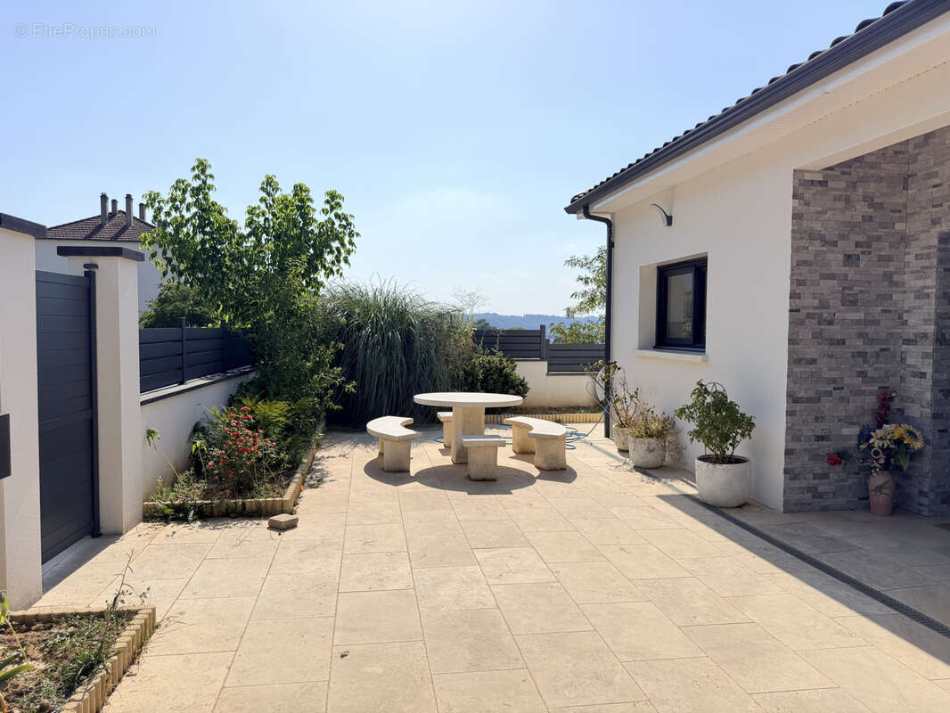 Maison 7 pièces de 164 m2 avec un grand garage et une piscine. - photo 19
