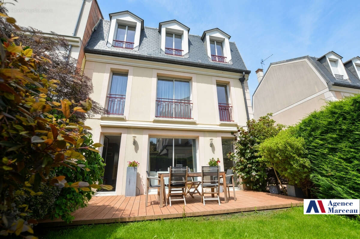Maison à COURBEVOIE
