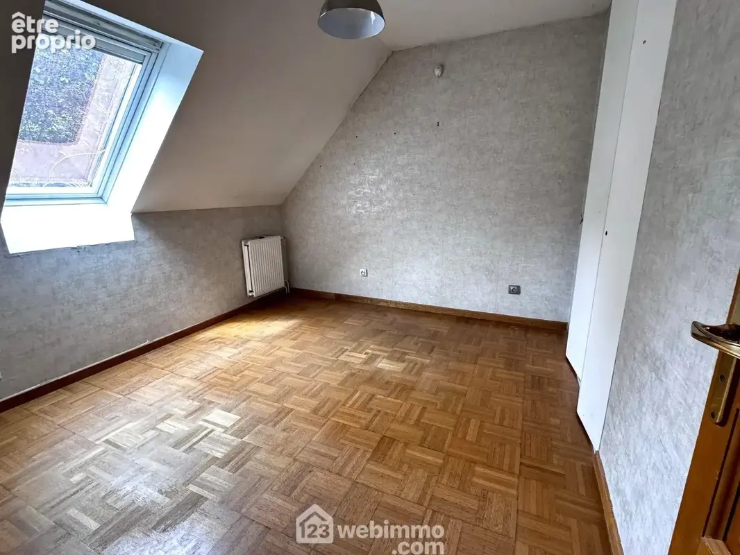 Allons à l'étage découvrir une première chambre...