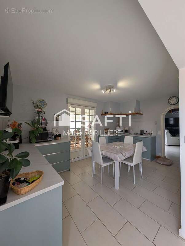 Maison 130 m² à Coutras  - photo 4