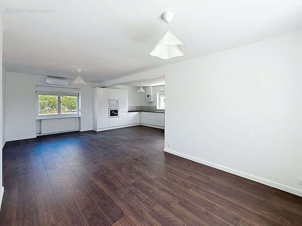 FAMECK   Maison mitoyenne rénovée de 87 m2 - 3 chambres sur 5,59 ares   265 000,- € - photo 3