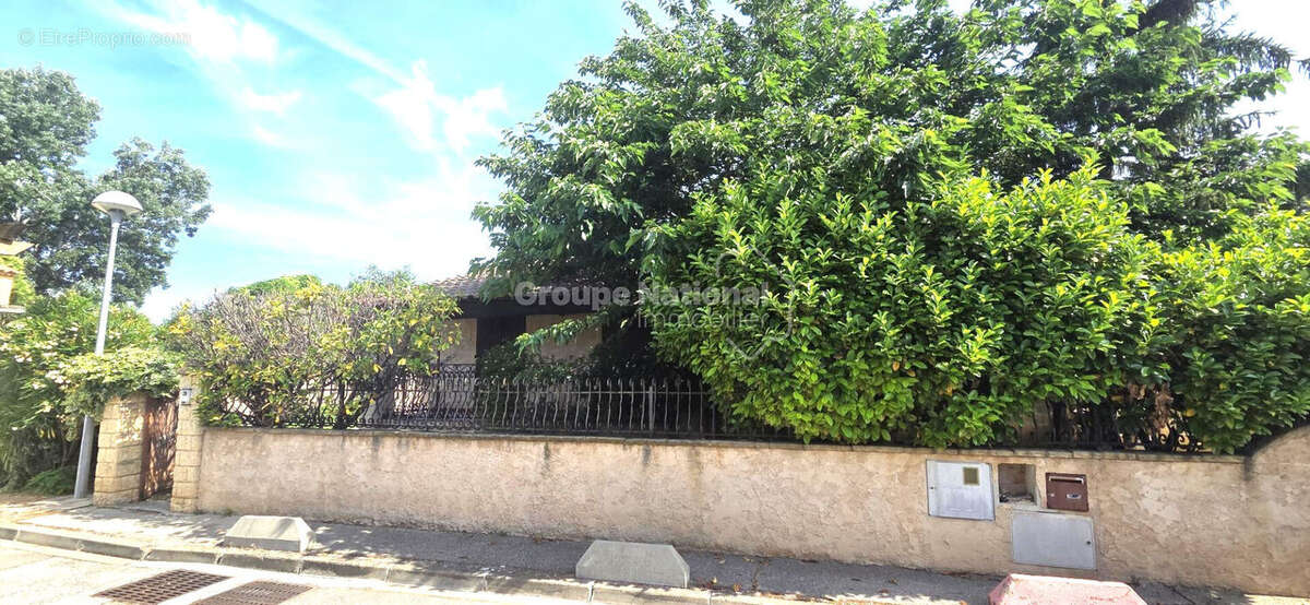 LES PENNES MIRABEAU, secteur calme et recherché, Villa de 100 m²  à rénover avec travaux de type 4 sur parcelle  de terrain de 4 - photo 16