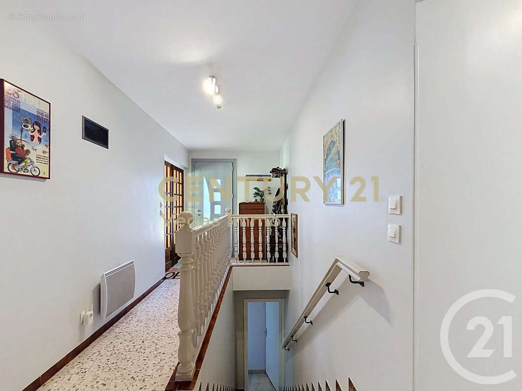 Maison 176 m² à Laverune  - photo 7