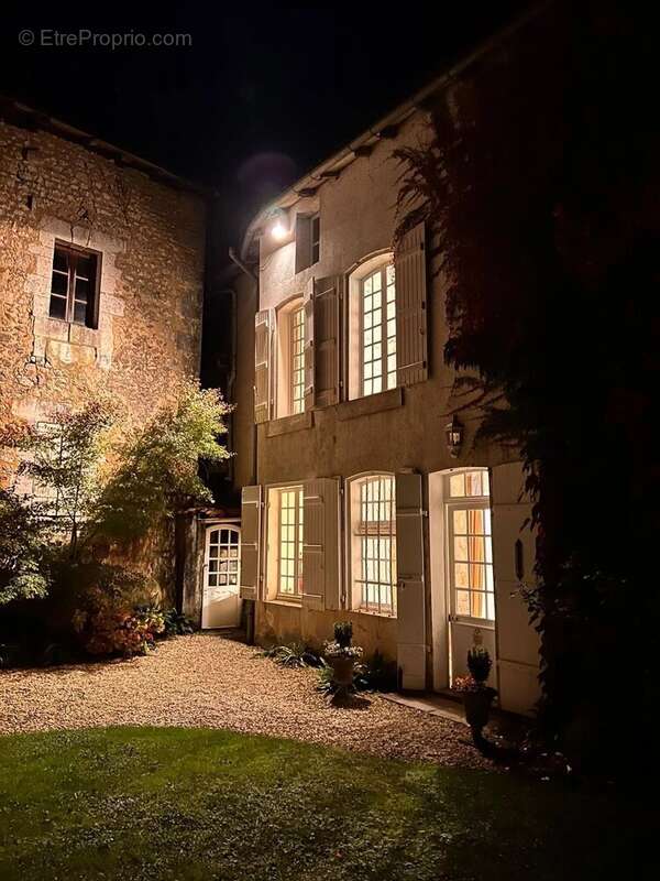 Maison à LA ROCHEBEAUCOURT-ET-ARGENTINE