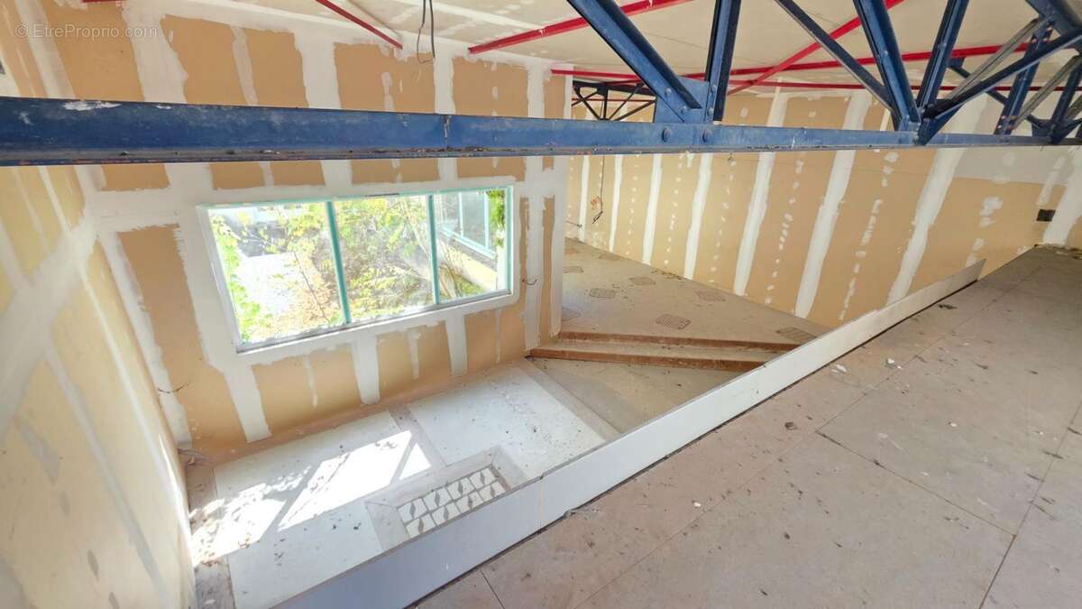 Loft d'exception en cours d amenagement - volumes uniques et potentiel infini avec ses dependances - photo 7