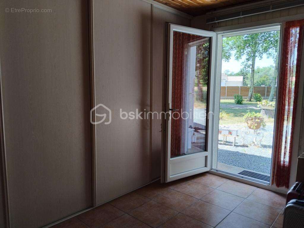 Maison avec garage et grange sur 8000m2 de terrain - photo 15