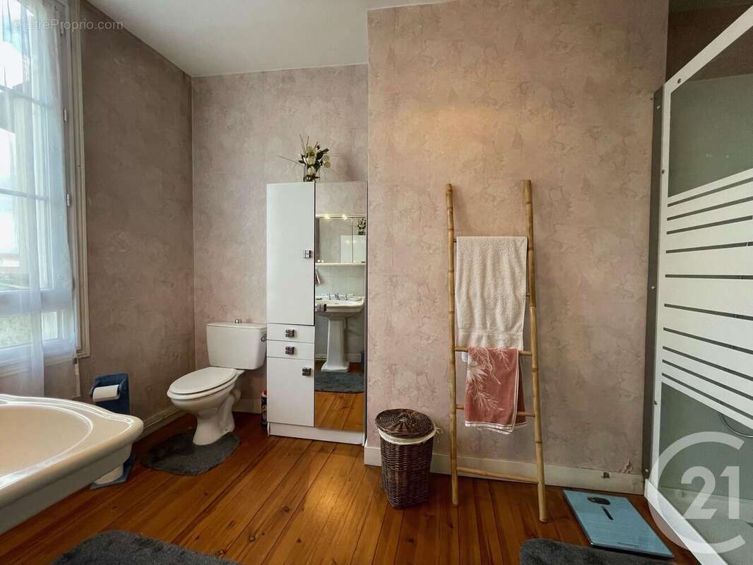Maison 178 m² à Coutras  - photo 8