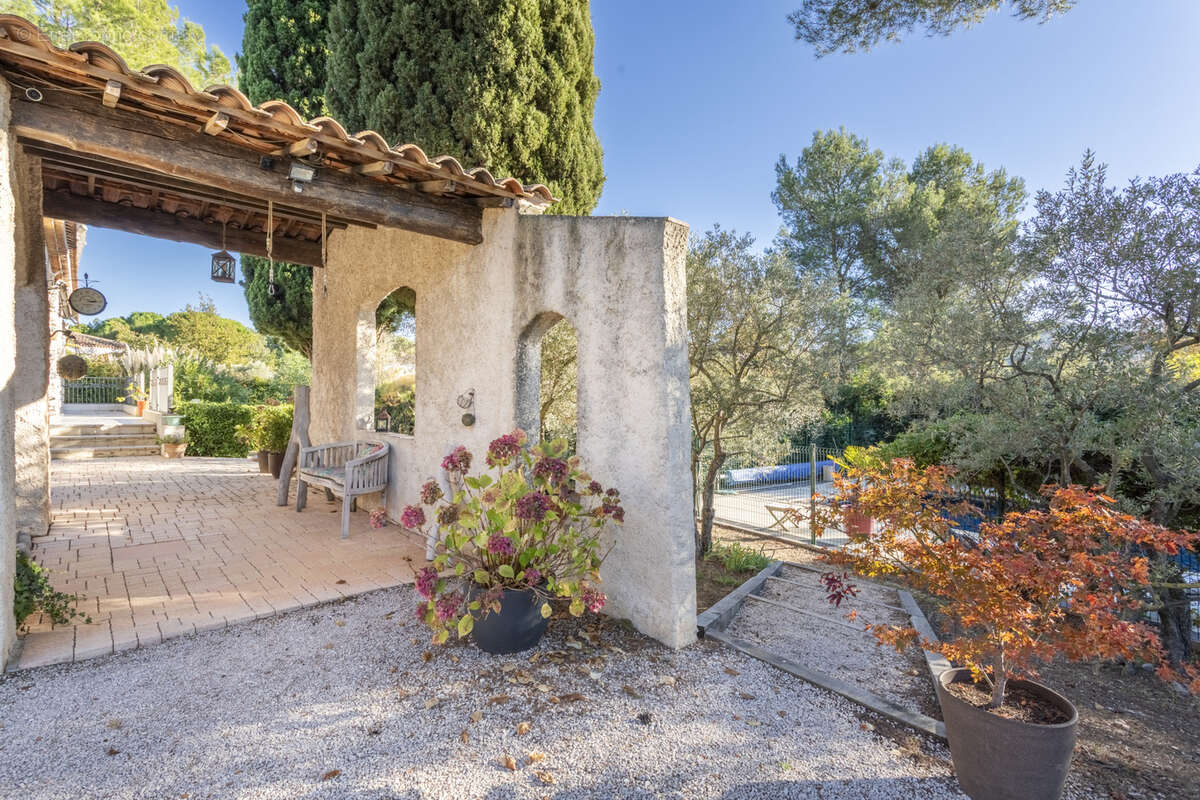 Maison à SIMIANE-COLLONGUE