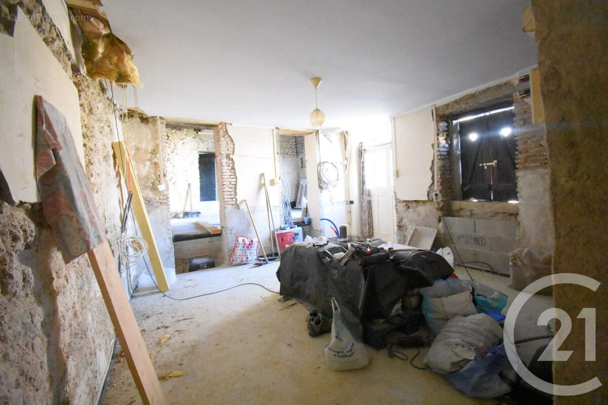 Maison à CREUZIER-LE-NEUF