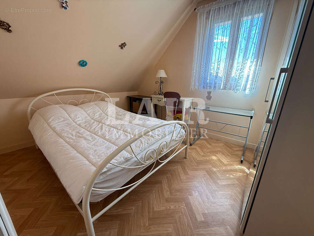 Maison familiale de 165 m² avec jardin, double garage et vie de plain-pied réf: F15552 - photo 7