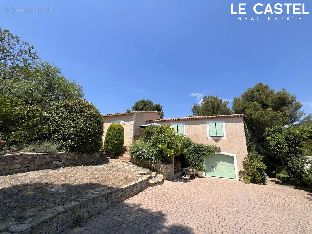 Maison à CEYRESTE