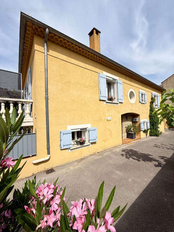 Une maison familiale où il fait bon vivre, au coeur du village de Mallemort! - photo 3