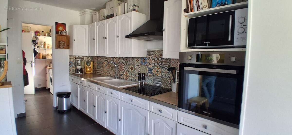 Cuisine aménagée et équipée, fonctionnelle et conviviale, parfaite pour une vie quotidienne confortable à deux pas de Louviers et des axes rapides A13 / RN154. - Maison à LOUVIERS