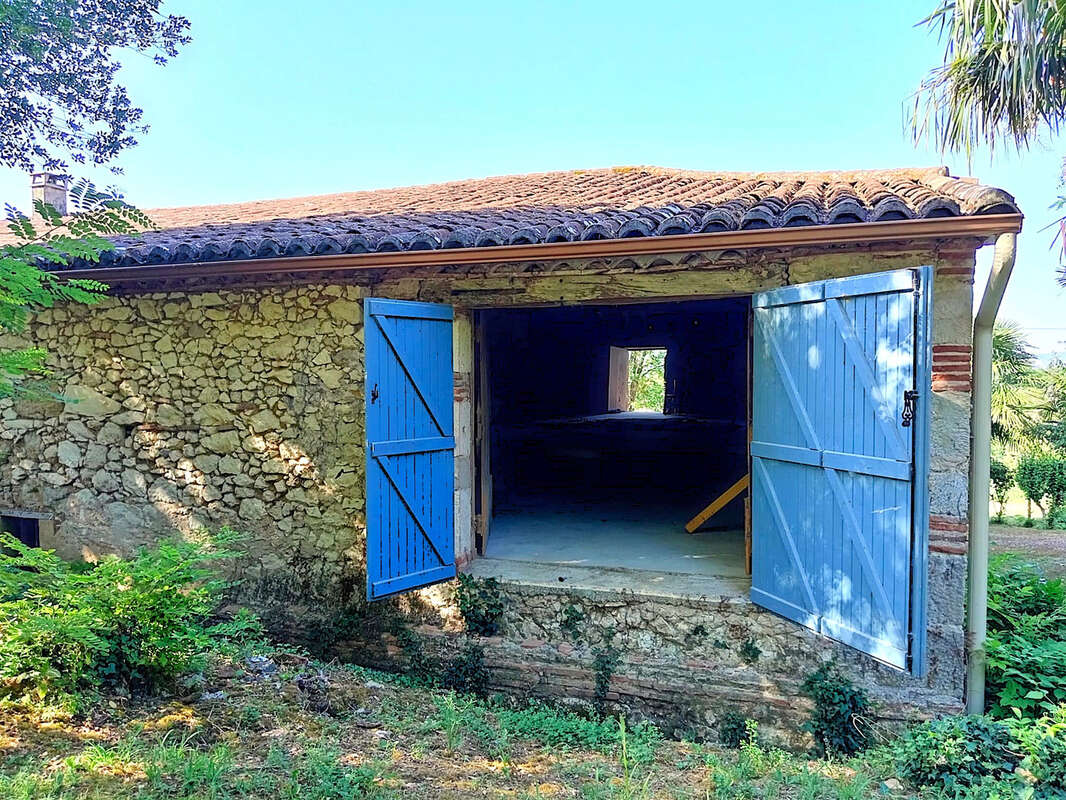 Rare - Délicieuse propriété 1,9 hectare maison rénovée et nombreuses dépendances - photo 28