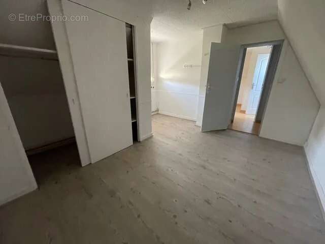 Commerce à LA SAUSSAYE