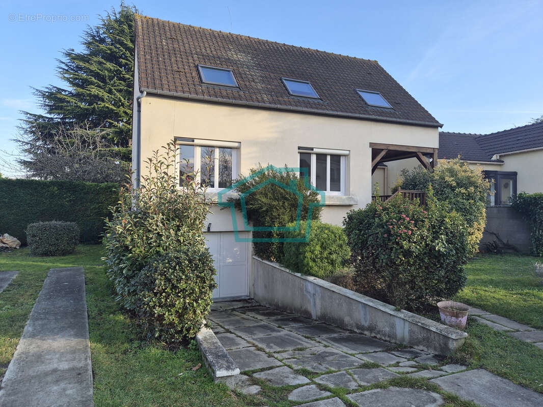 Maison à MAURECOURT