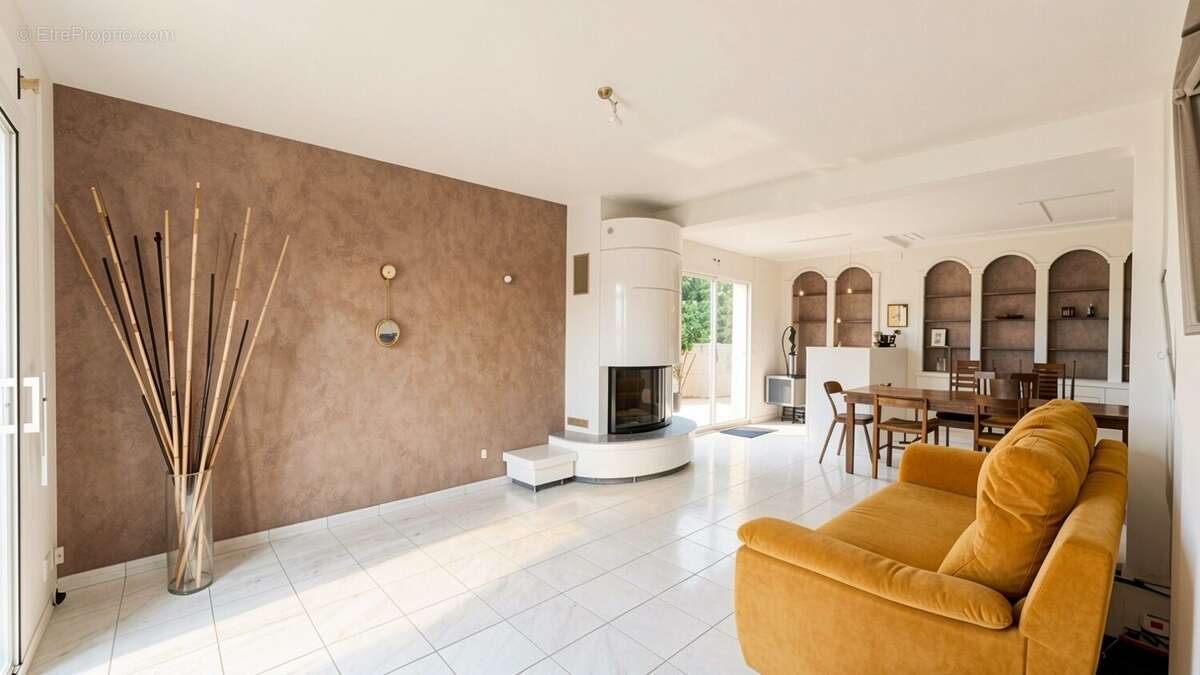 Maison 125 m² à Bourg-Des-Comptes  - photo 4