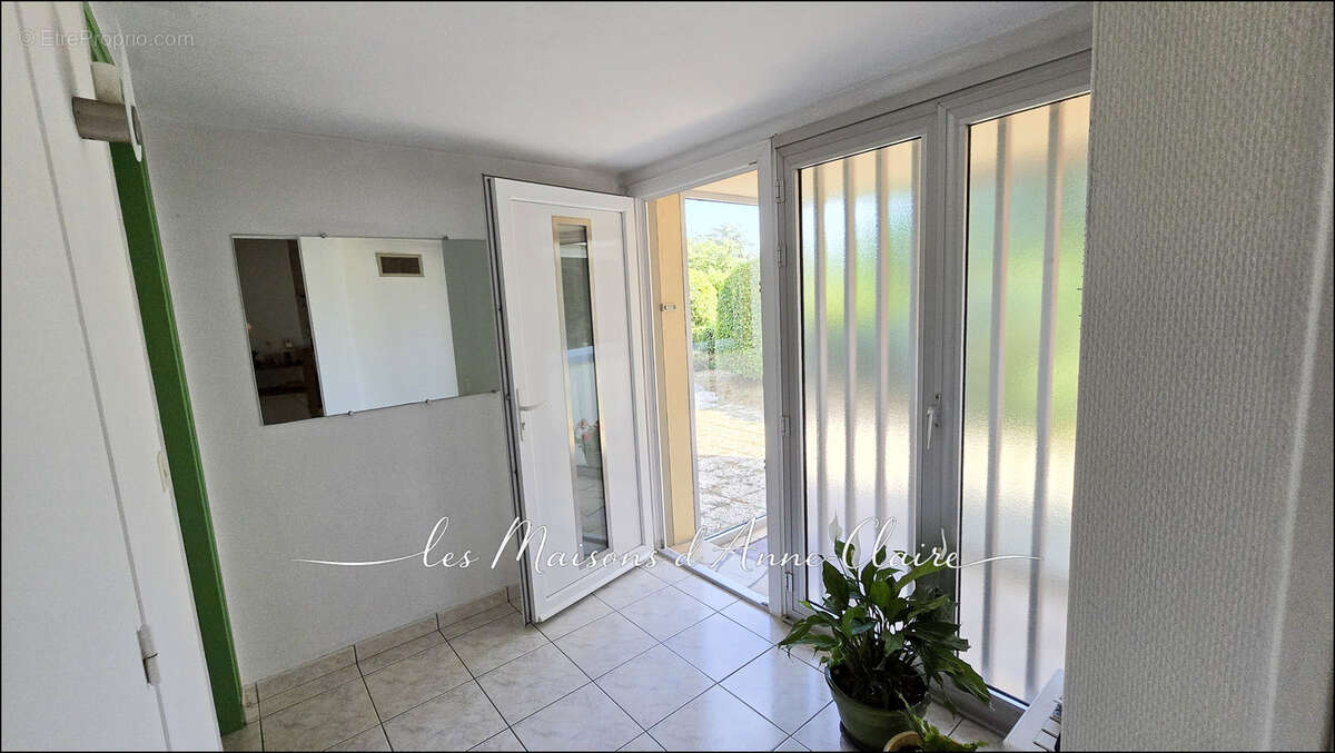 Maison  plain-pied 94 m2 / 4 chambres  / garage/ véranda/ jardin clos et paysager - photo 4