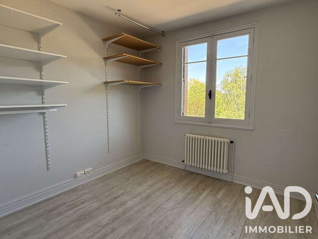 Maison 95 m² à Saint-Amand-Montrond  - photo 5