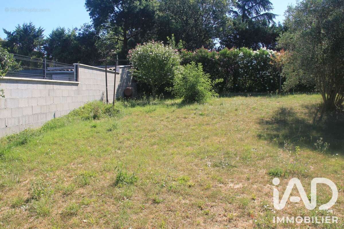 Terrain 881 m² à Alba-La-Romaine  - photo 3