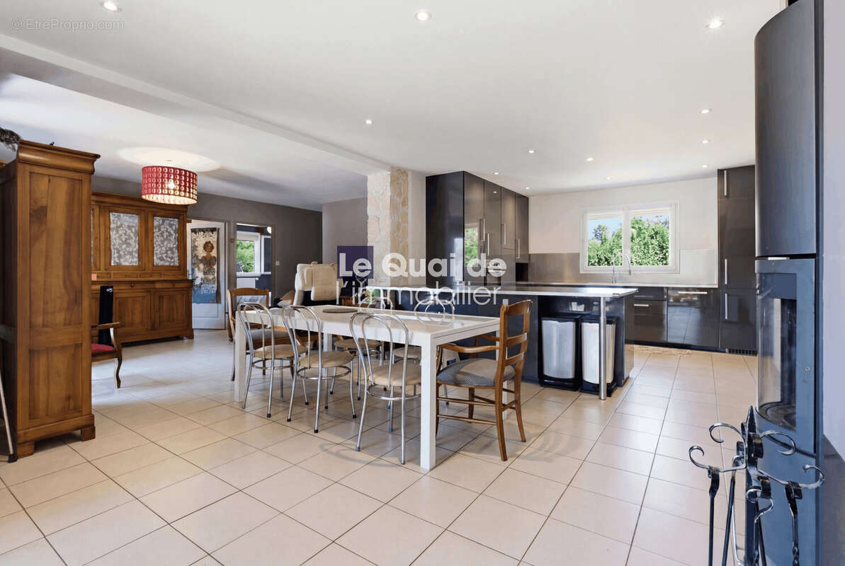 Maison 196 m² à Saint-Martin-Le-Vinoux  - photo 6