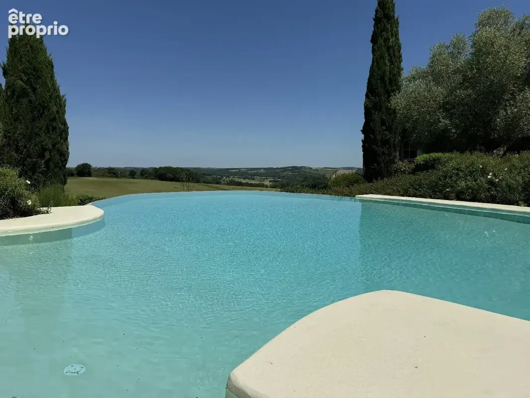 Une somptueuse propriété gasconne, avec une vue imprenable, une piscine à débordement et un court de tennis privé - photo 2