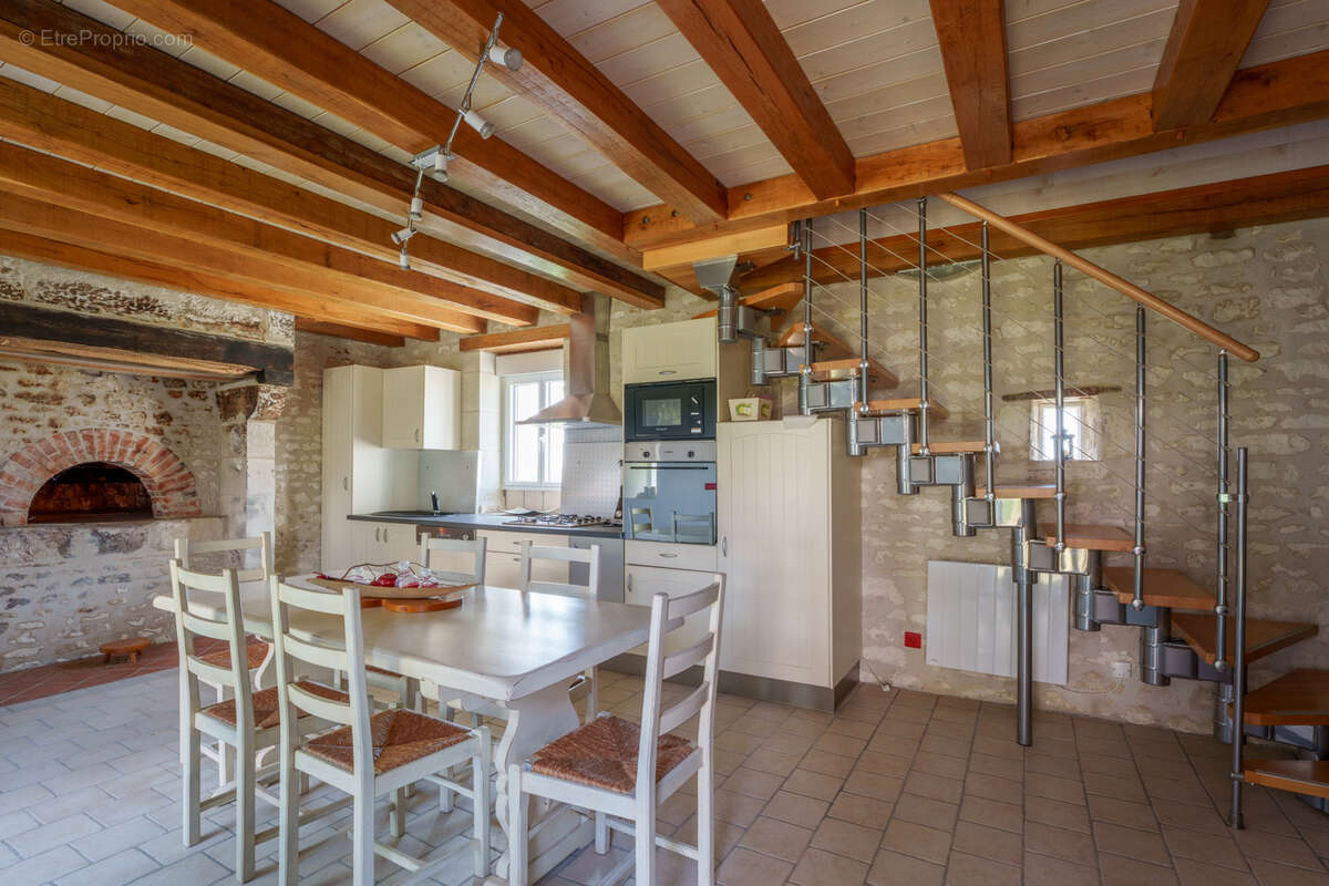 Ancien corps de ferme fortifié du XVIᵉ siècle   Une propriété de caractère aux multiples possibilités - photo 6