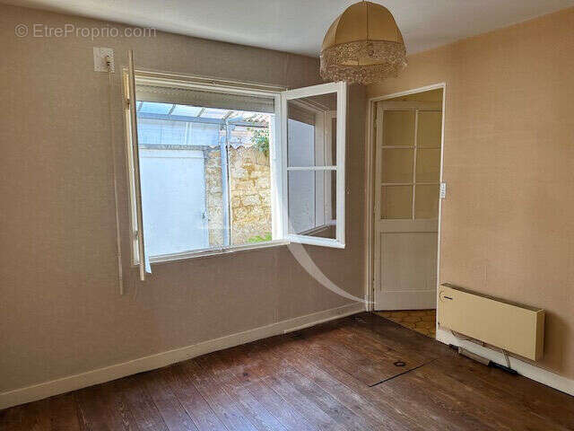 Rochefort, maison de faubourg  avec cour  sans vis a vis ? exclusivité ! - photo 8