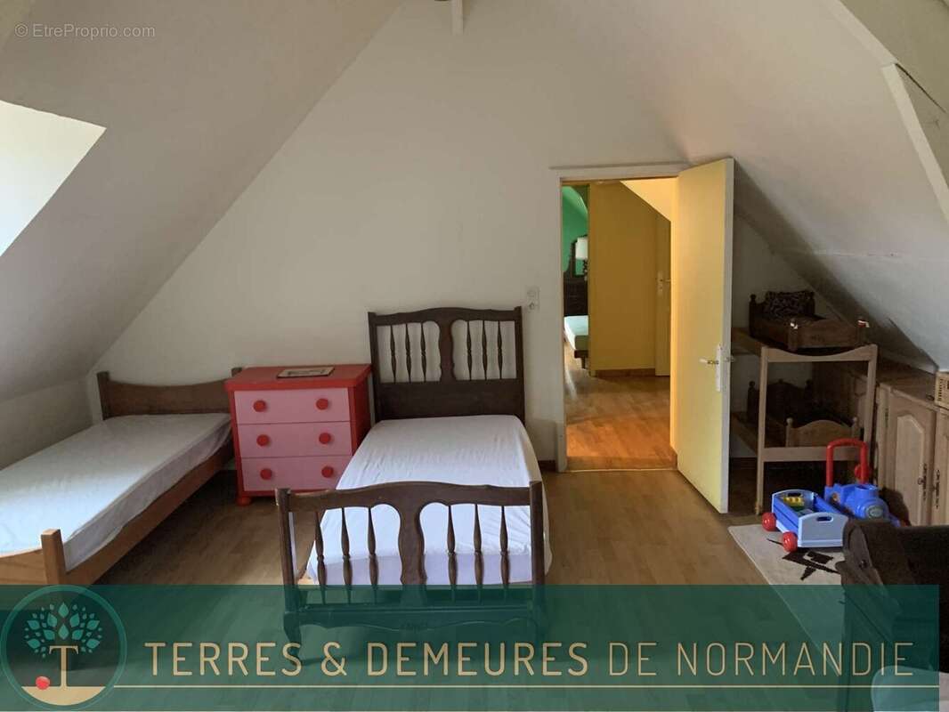 Maison à SAINT-MARTIN-DE-BIENFAITE-LA-CRESSONNIERE