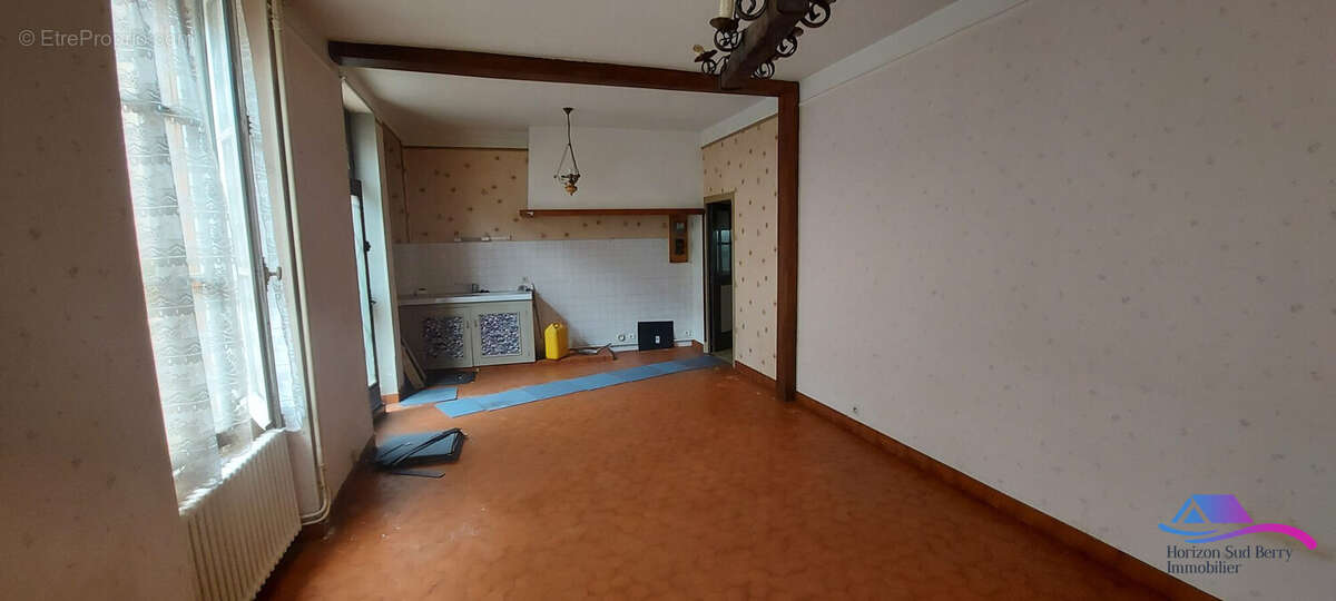 Séjour Cuisine - Maison à CHATEAUMEILLANT