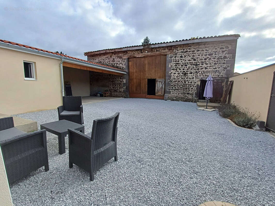 Maison à SAINT-BEAUZIRE