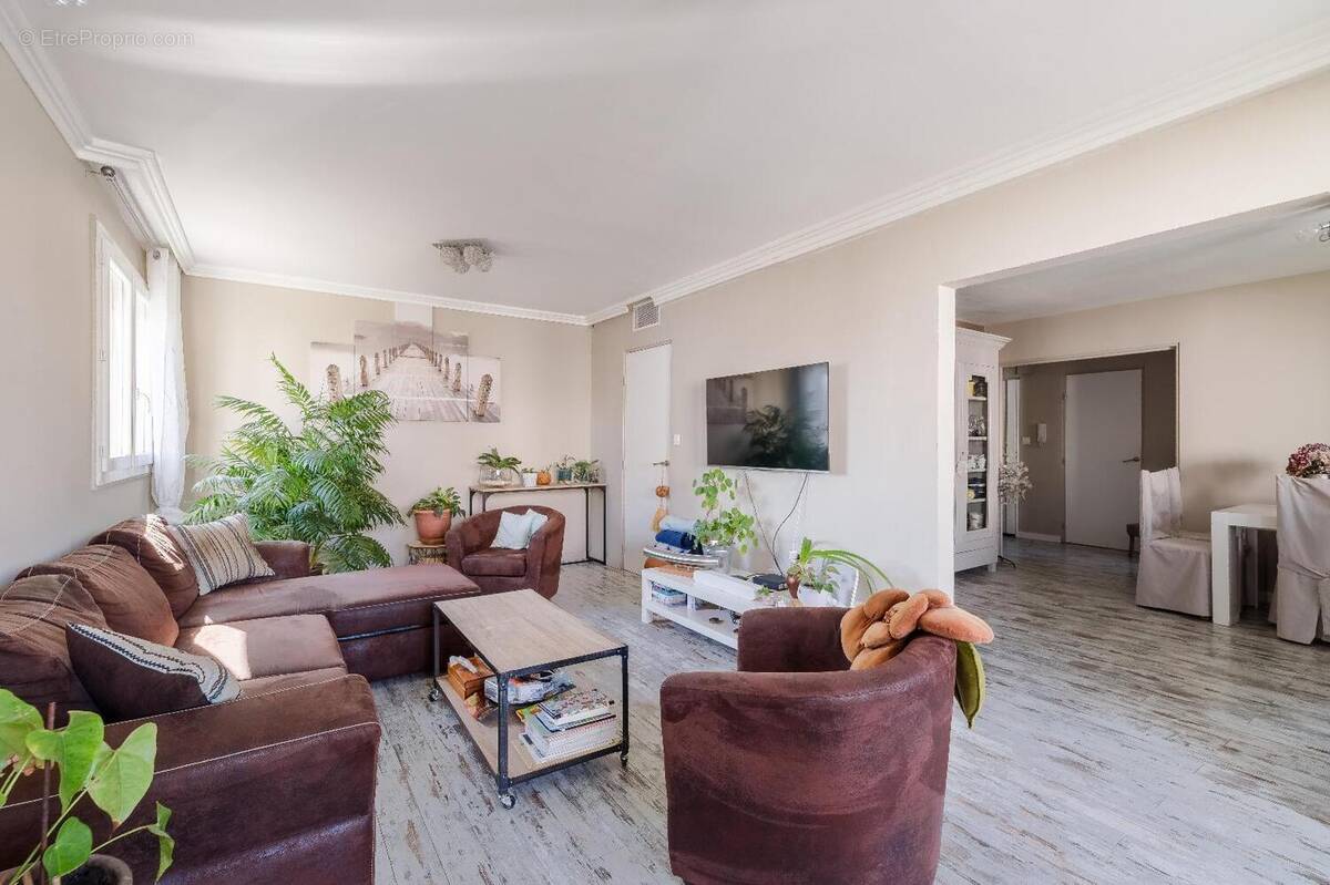   - Appartement à DECINES-CHARPIEU