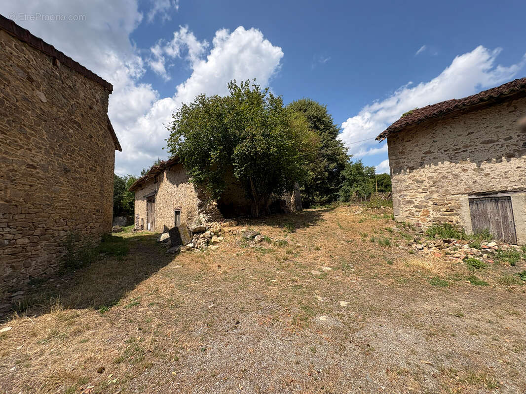 Ensemble de bâtiments à rénover et terrain sur la commune de St Martin Terressus - photo 2