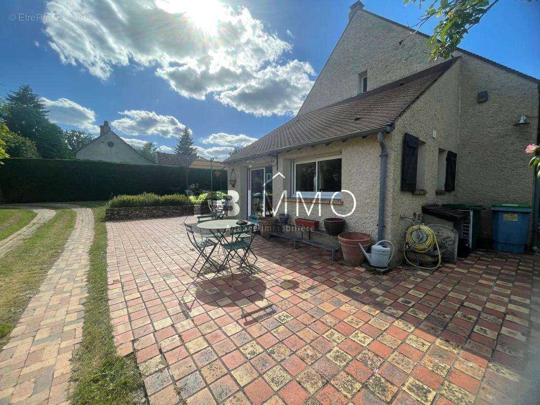 Maison à LA CELLE-LES-BORDES