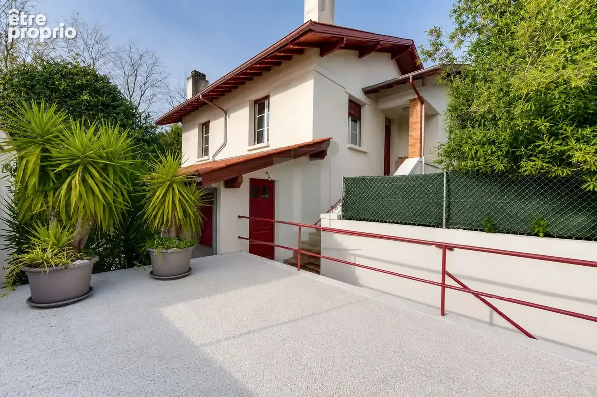 Biarritz Saint-Charles : maison avec jardin paysager, garage & vie tout à pied - photo 4