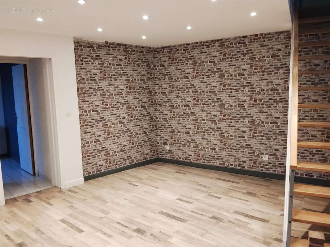 Appartement alliant charme, fonctionnalité et situation idéale, à proximité immédiate des commerces et des com - photo 2