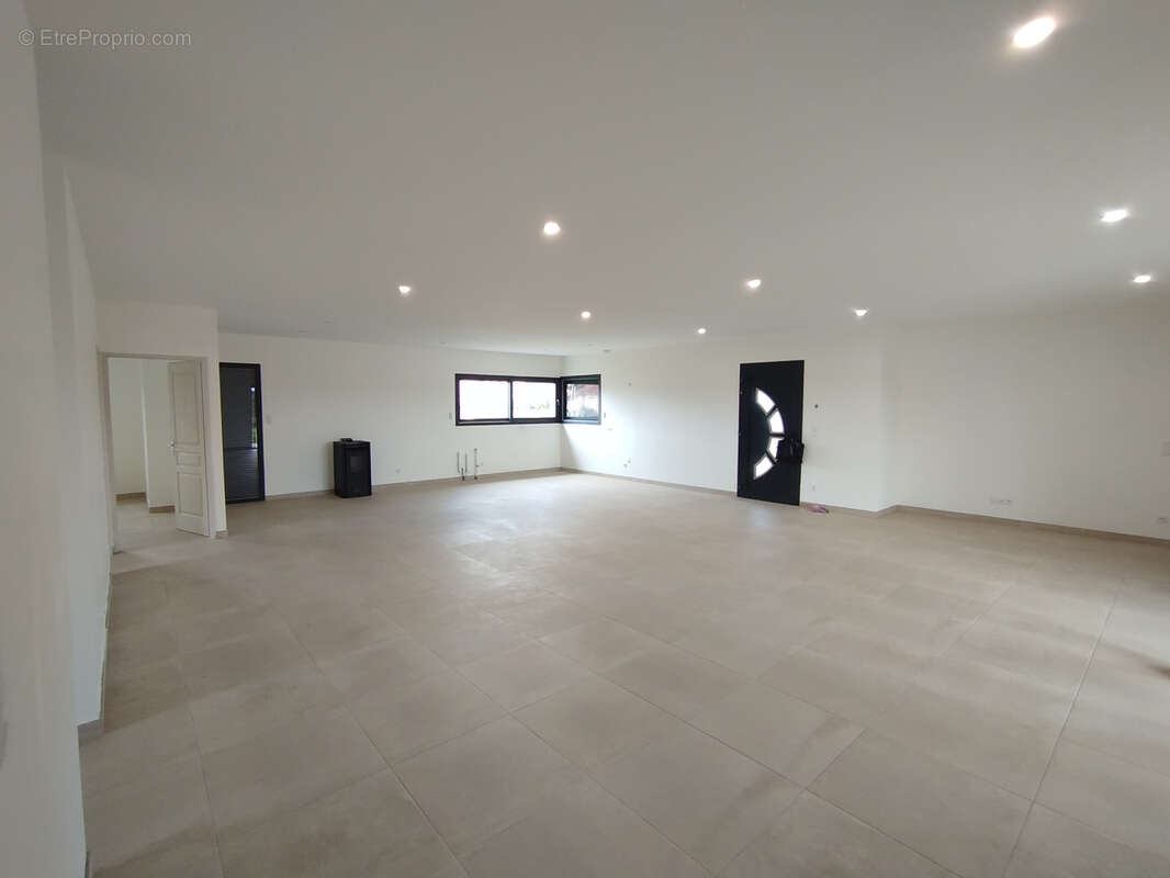 Sortie bellerive, a quelques minutes a pied des commerces, maison de de type 4 - photo 4
