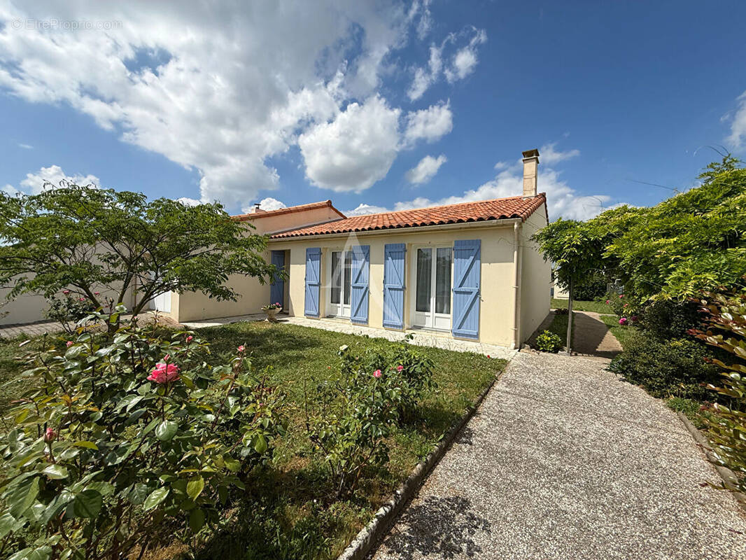 Maison à CHAMPAGNE-LES-MARAIS