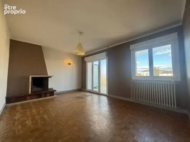 GRAY appartement T5 de 84 m², 2 balcons, garage, cave - photo 2
