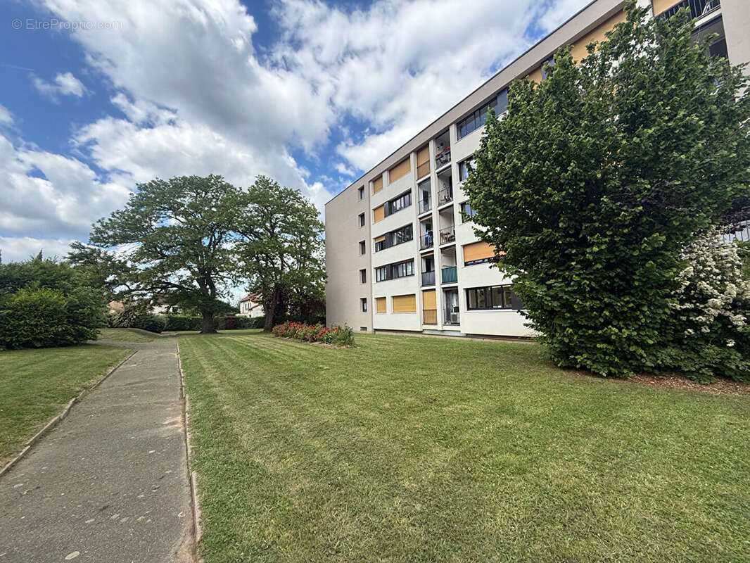 Appartement à LES CLAYES-SOUS-BOIS