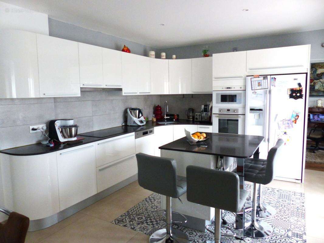 Villa de 229m2 habitable avec appartement independant en parfait etat avec jardin et piscine chauffee - photo 3