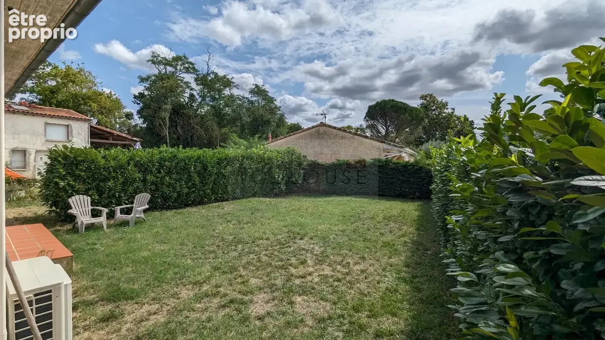 Centre Roquettes : Local en parfait état avec jardin - photo 2